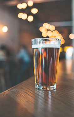 verre de bière sur comptoir