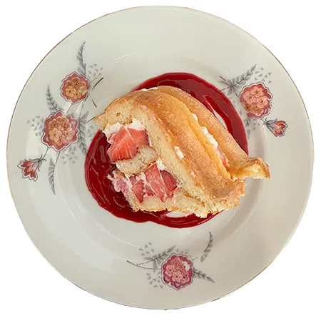 part de Charlotte aux fraises sur une nappe de sirop